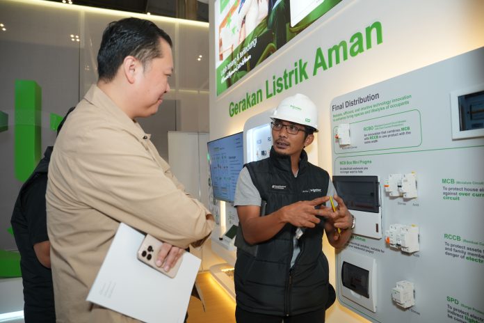 Schneider Electric Hadirkan Kolaborasi Inklusif dan Inovasi Kelistrikan di IndoBuildTech 2025 Schneider Electric Tampilkan Inovasi Kelistrikan dan Kolaborasi Inklusif di IndoBuildTech 2025