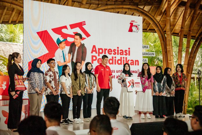 Satu Dekade di Indonesia, J&T Express Perkuat Komitmen Pendidikan Lewat Program Antar Inspirasi