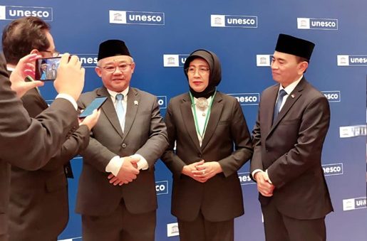 Prof. Dr. Abdu Mu'ti, Menteri Pendidkan Dasar dan Menengah Republik Indonesia bersama Prof. Dr. Siti Ruhaini Dzuhayatin, MA, Duta Besar Luar Biasa & Berkuasa Penuh Republik Indonesia untuk Republik Uzbekistan dan Republik Kyrgyz, dan Bapak Mohamad Oemar, Duta Besar Luar Biasa & Berkuasa Penuh Republik Indonesia untuk Prancis, Monaco, dan Andorra serta Delegasi Tetap RI untuk UNESCO