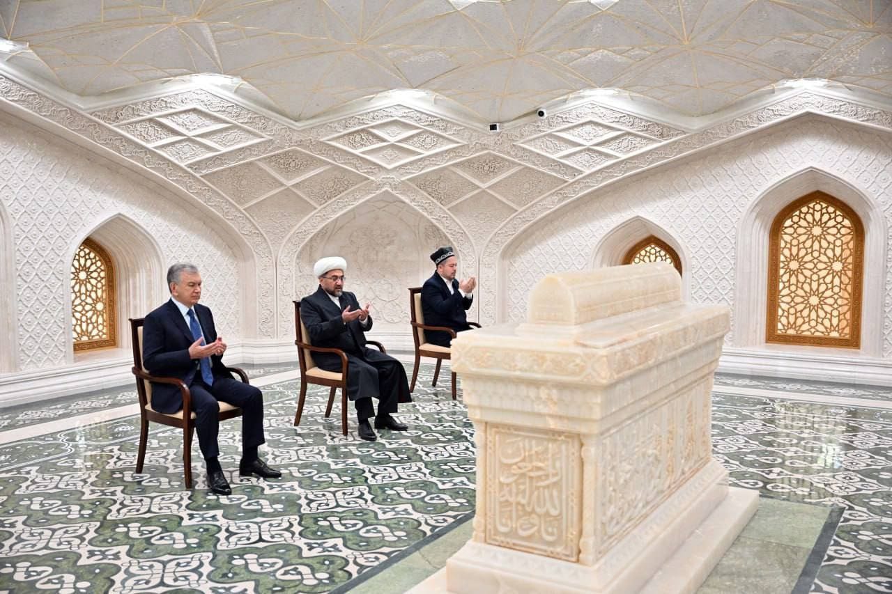 Presiden Shavkat Mirziyoyev berziarah ke makam Imam Bukhari sebelum meresmikan Konferensi Umum UNESCO Sesi ke-43